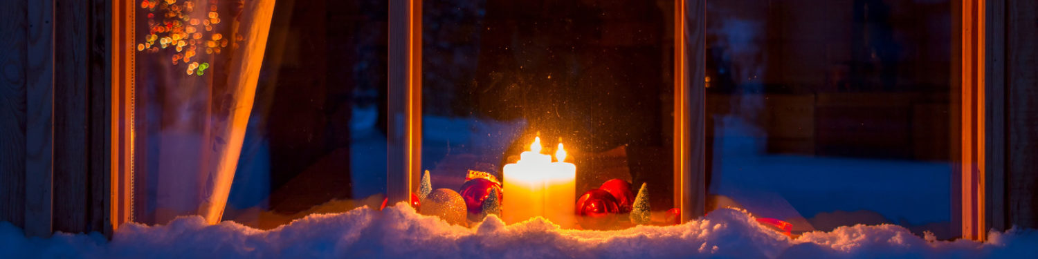 Wooden decorations and candles are put in windows of homes là cách thức truyền thống để làm gì trong ngôi nhà?